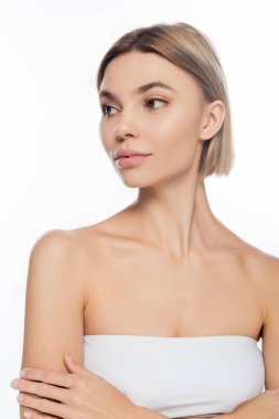 Sarışın, çıplak omuzlu, beyaz tenli bir kadın.