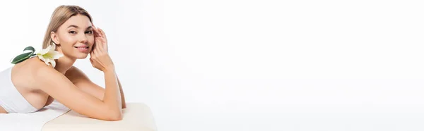Счастливая Молодая Женщина Цветком Обнаженного Плеча Лежит Массажном Столе Изолированы — стоковое фото