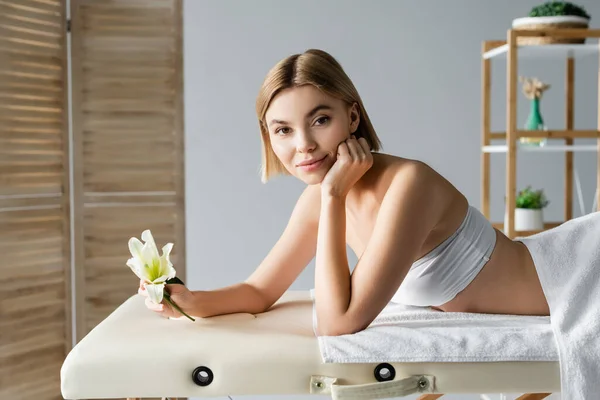 Blond Ung Kvinna Med Blomma Ligger Massage Bord — Stockfoto