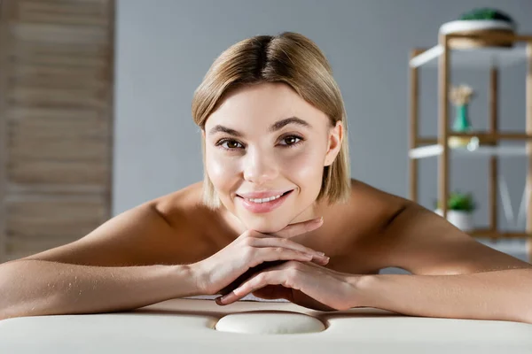 Glada Ung Kvinna Ligger Massagebord — Stockfoto