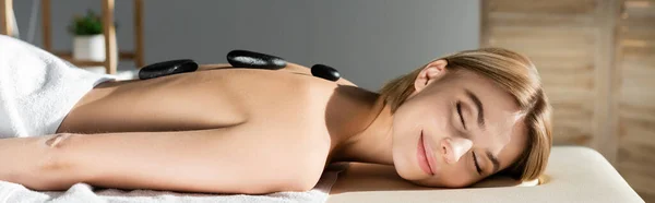 Glückliche Junge Frau Erhält Hot Stone Massage Banner — Stockfoto