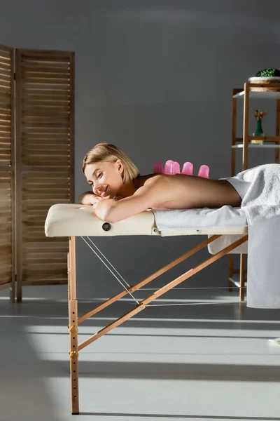 Glad Ung Kvinna Med Rosa Massage Koppar Ryggen Får Vakuum — Stockfoto