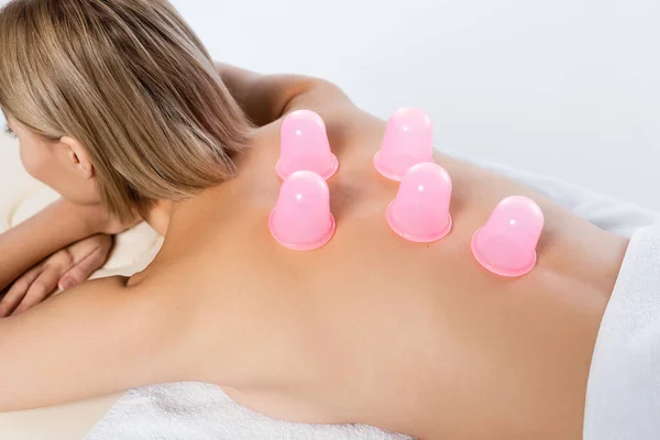 Ryggen Syn Ung Kvinna Med Rosa Massage Koppar Liggande Massage — Stockfoto