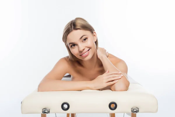 Positive Blonde Frau Mit Nackten Schultern Auf Massagetisch Auf Weiß — Stockfoto