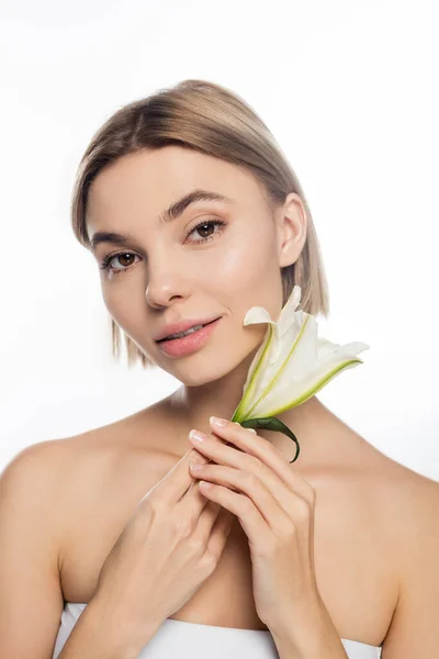 Mulher Sensual Com Ombros Nus Segurando Flor Florescendo Isolado Branco — Fotografia de Stock