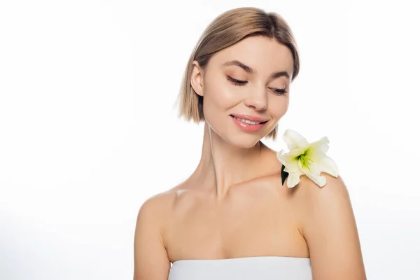 Alegre Joven Mujer Mirando Floreciendo Flor Hombro Desnudo Aislado Blanco —  Fotos de Stock