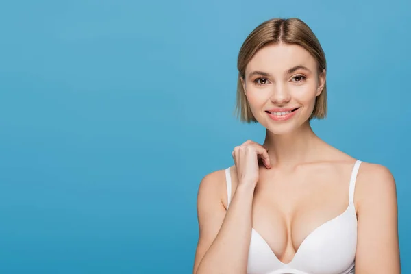 Feliz Jovem Mulher Sutiã Branco Isolado Azul — Fotografia de Stock