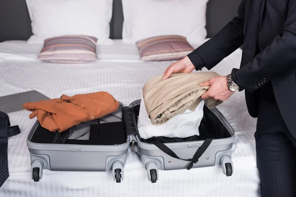 Bijgesneden Zicht Man Pak Die Bagage Uitpakt Hotelkamer — Stockfoto