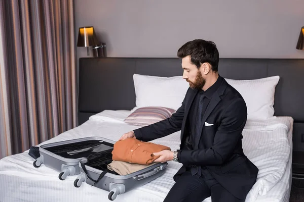 Man Met Baard Pak Die Bagage Uitpakt Hotelkamer — Stockfoto