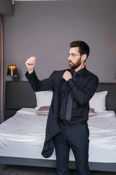 Γενειοφόρος Επιχειρηματίας Γυαλιά Ηλίου Φορώντας Σακάκι Στο Δωμάτιο Του Ξενοδοχείου — Φωτογραφία Αρχείου