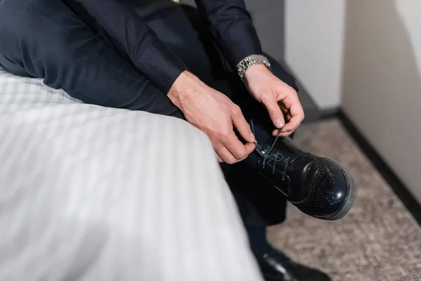 Vista Cortada Homem Amarrando Cadarços Sapatos Hotel — Fotografia de Stock