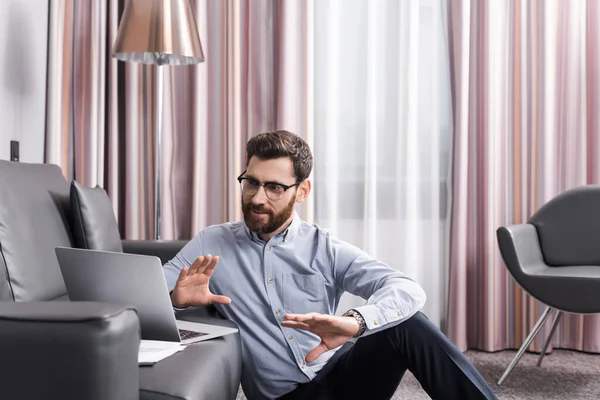 Cheerful Man Eyeglasses Gesturing Talking Video Call Laptop — Stock Photo, Image