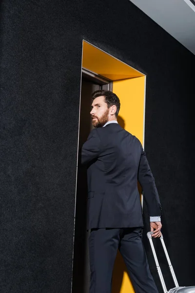 Bearded Man Baggage Entering Hotel Room — Stock Photo, Image