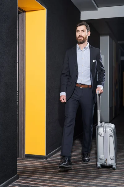 Full Längd Leende Man Kostym Hålla Bagage Handtag När Går — Stockfoto