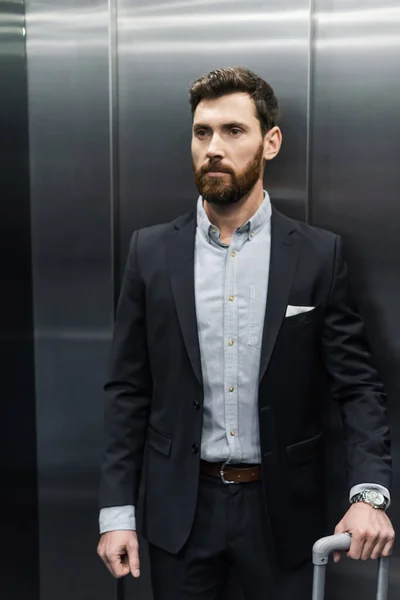 Bearded Man Suit Holding Luggage Handle Modern Elevator — Stock Photo, Image