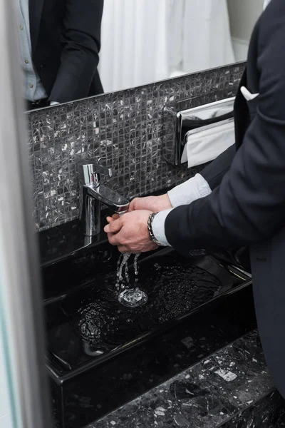 Vue Recadrée Homme Lavant Les Mains Dans Salle Bain Moderne — Photo