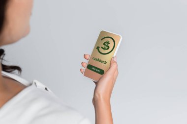 Ekranda nakit para ile cep telefonu tutan bulanık kadın görüntüsü gri ekranda izole edildi 