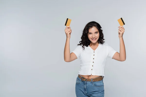 Feliz Joven Sosteniendo Tarjetas Crédito Con Cashback Aislado Gris — Foto de Stock