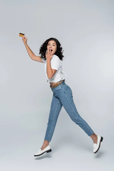 Comprimento Total Jovem Mulher Surpreendida Jeans Segurando Cartão Crédito Com — Fotografia de Stock