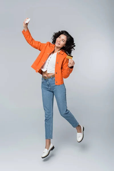 Longitud Completa Mujer Joven Chaqueta Naranja Con Tarjeta Crédito Con — Foto de Stock