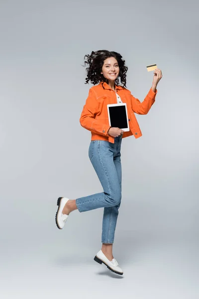 Full Length Happy Woman Orange Jacket Κρατώντας Πιστωτική Κάρτα Cashback — Φωτογραφία Αρχείου