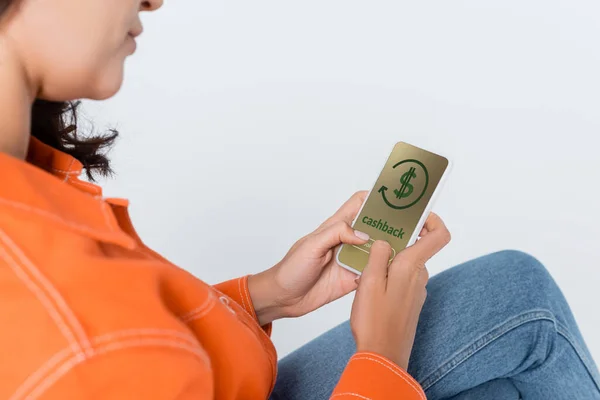 Beskärd Bild Kvinna Som Använder Smartphone Med Cashback Skärmen Isolerad — Stockfoto
