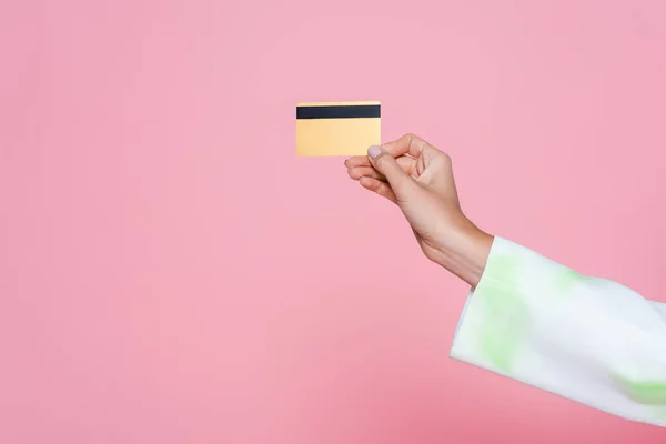 Przycięty Widok Młodej Kobiety Posiadającej Kartę Kredytową Odizolowaną Różowo — Zdjęcie stockowe
