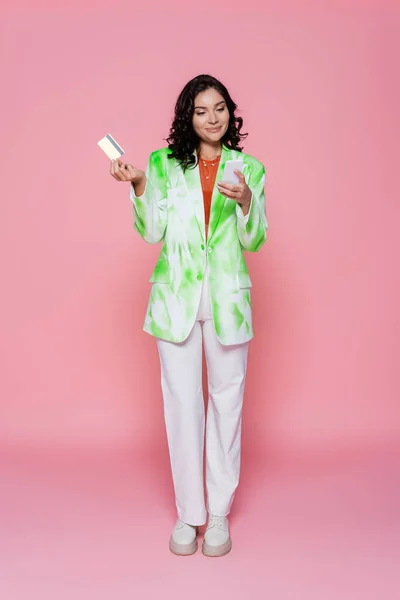 Full Length Cheerful Young Woman Tie Dye Blazer Holding Credit — Stock Photo, Image