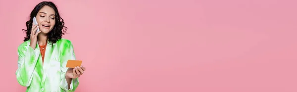 Счастливая Молодая Женщина Галстуке Пиджак Кредиткой Говорить Смартфоне Изолированы Розовый — стоковое фото