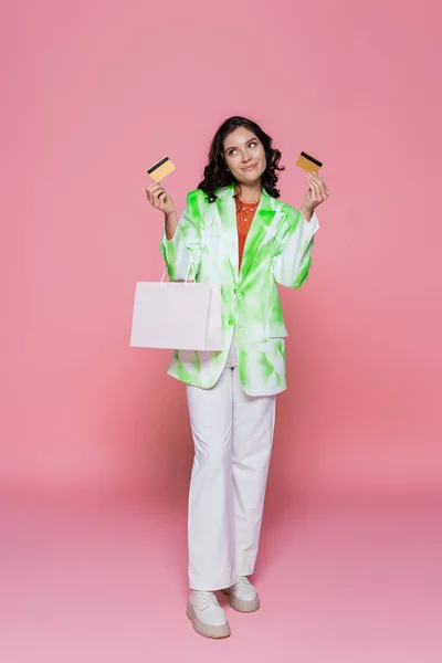 Full Length Smile Woman Tie Dye Blazer Holding Πιστωτικές Κάρτες — Φωτογραφία Αρχείου