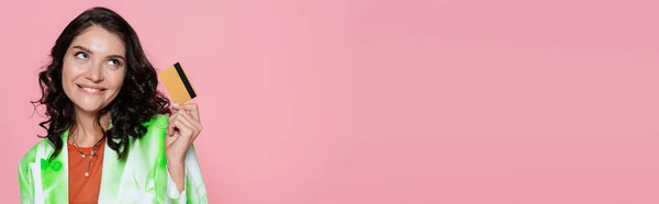 Мечтательная Молодая Женщина Галстуке Краситель Галстука Кредиткой Улыбка Изолированы Розовый — стоковое фото