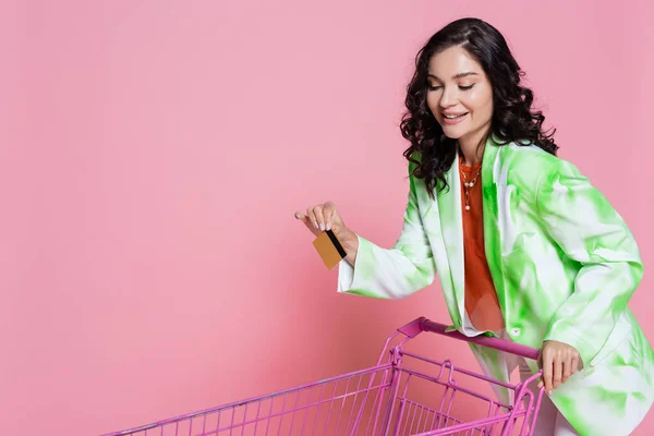 Cheerful Woman Green Blazer Holding Credit Card Standing Shopping Cart — Stock Photo, Image