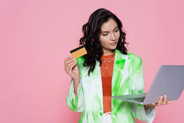 Morena Mujer Blazer Celebración Tarjeta Crédito Portátil Aislado Rosa — Foto de Stock