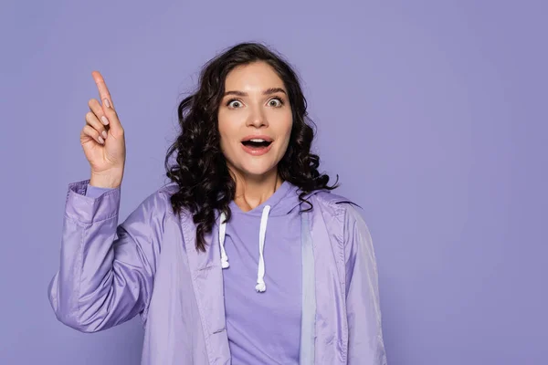 Jovem Mulher Espantada Capa Chuva Mostrando Sinal Ideia Isolado Roxo — Fotografia de Stock