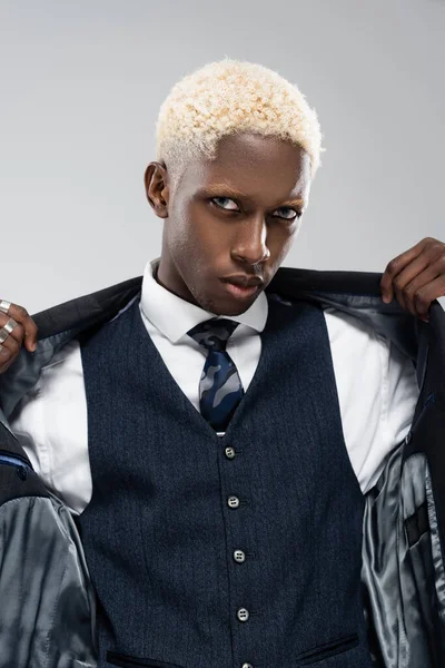 Blond Afro Américain Homme Regardant Caméra Réglage Blazer Isolé Sur — Photo