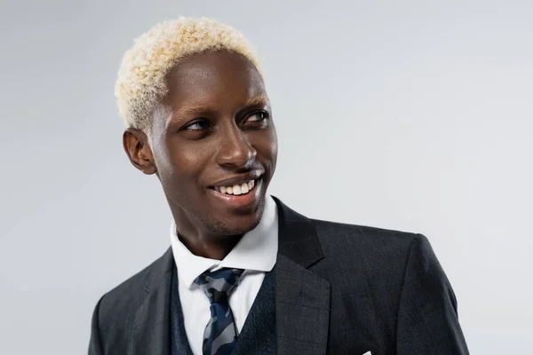 Portret Van Blonde Afrikaans Amerikaanse Man Met Blauwe Ogen Glimlachen — Stockfoto