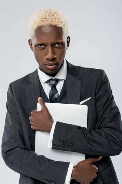 Blond Afrikaans Amerikaanse Zakenman Met Blauwe Ogen Houden Laptop Geïsoleerd — Stockfoto