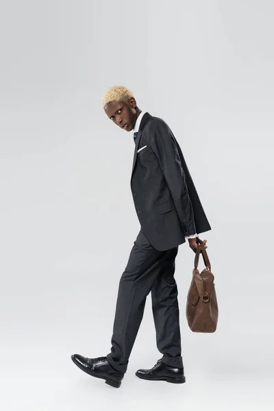 Full Length Blonde African American Man Suit Standing Leather Bag — Stock Photo, Image