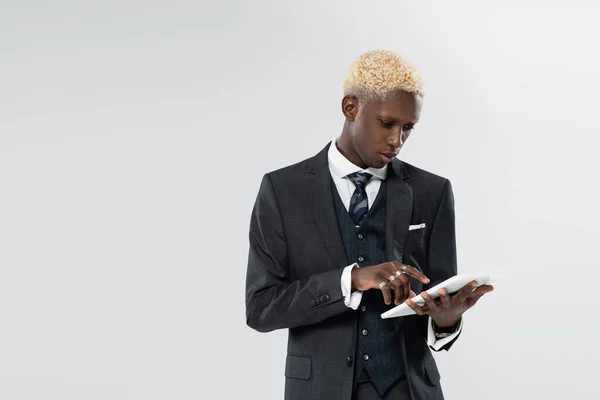 Блондинка Африканский Американец Костюме Помощью Цифрового Планшета Изолированы Серый — стоковое фото