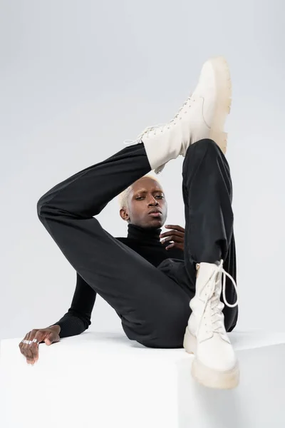 Joven Africano Americano Hombre Elegante Traje Posando Blanco Cubo Aislado — Foto de Stock