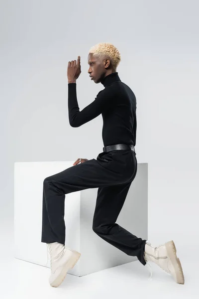 Boční Pohled Mladého Afrického Američana Stylovém Oblečení Sedícím Bílé Kostce — Stock fotografie