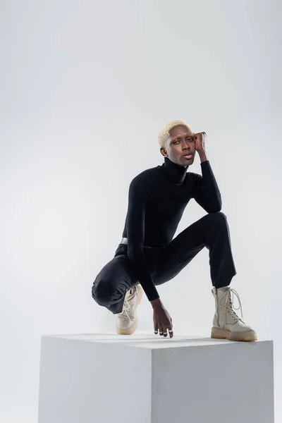 Plná Délka Mladých Afrických Američanů Muž Úplně Černé Oblečení Sedí — Stock fotografie