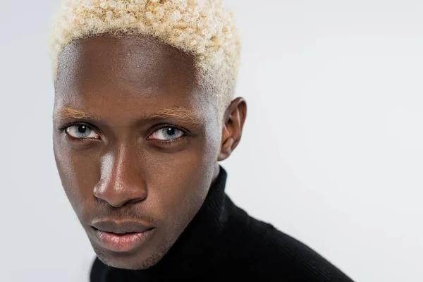 Retrato Hombre Afroamericano Rubio Con Ojos Azules Aislados Gris —  Fotos de Stock