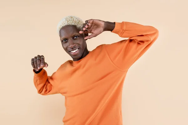 Hombre Afroamericano Feliz Sudadera Naranja Mirando Cámara Aislada Beige —  Fotos de Stock