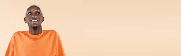Šťastný Africký Američan Oranžové Mikině Úsměvem Při Pohledu Nahoru Izolované — Stock fotografie