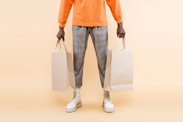 Καλλιεργημένη Άποψη Της Αφρικής Αμερικανός Άνθρωπος Πορτοκαλί Φούτερ Κρατώντας Τσάντες — Φωτογραφία Αρχείου