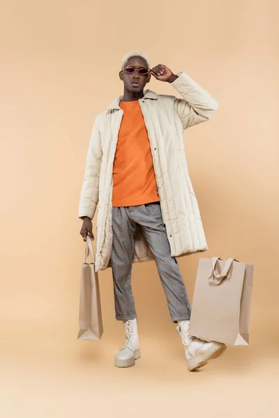 Homme Afro Américain Mode Manteau Ajustant Les Lunettes Soleil Tenant — Photo