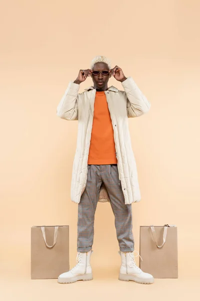Homme Afro Américain Mode Manteau Élégant Ajustant Les Lunettes Soleil — Photo