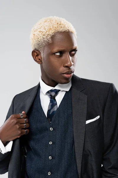 Elegante Uomo Afroamericano Abbigliamento Formale Guardando Altrove Isolato Sul Grigio — Foto Stock