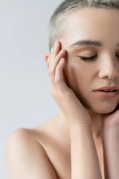 Vista Vicino Della Donna Ritagliata Con Pelle Perfetta Occhi Chiusi — Foto Stock